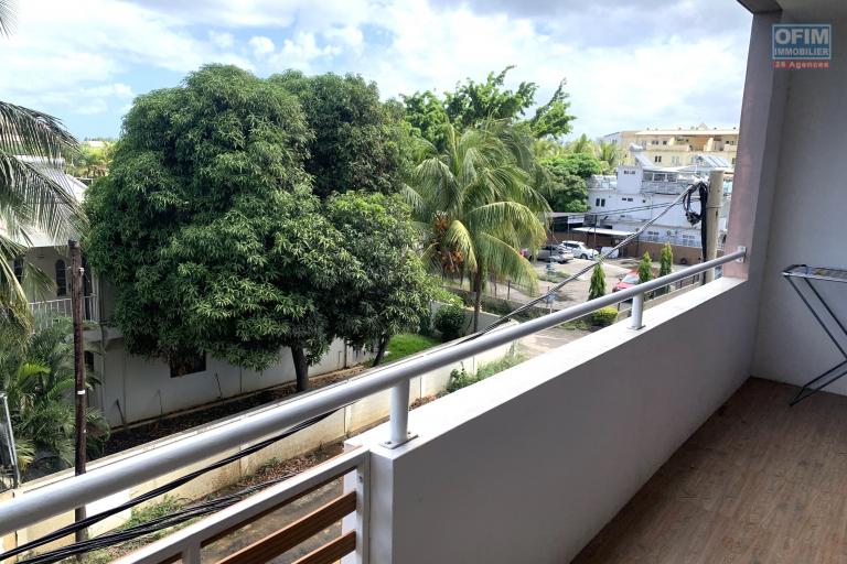 Flic En Flac for rent 3 bedroom apartment with swimming pool, gym, elevator located in a secure residence a stone's throw from the beach and shops.