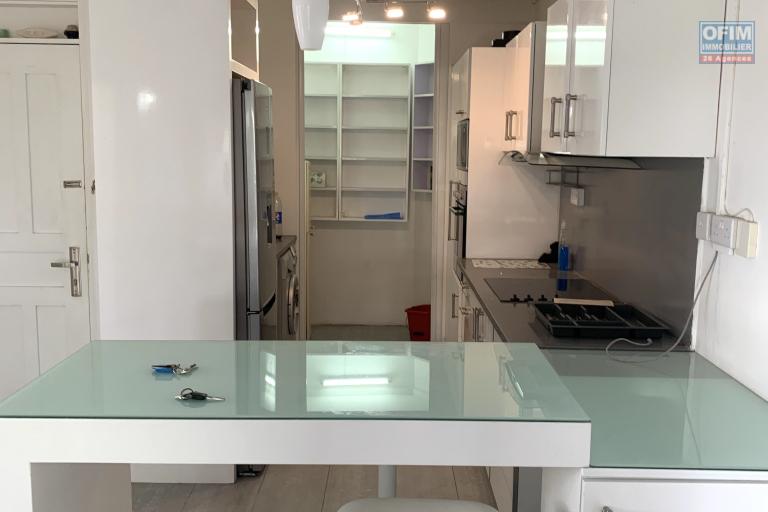 Flic En Flac for rent 3 bedroom apartment with swimming pool, gym, elevator located in a secure residence a stone's throw from the beach and shops.