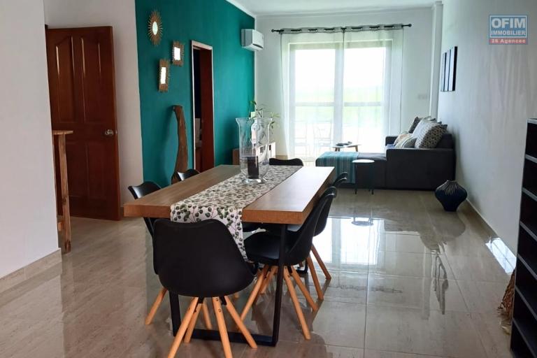 Flic en Flac for rent, magnificent and recent 2 bedroom apartment located in a secure residence with elevator, swimming pool, gym and covered parking. Quiet and close to amenities.
