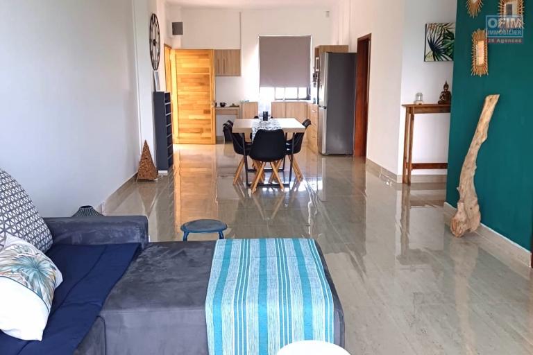 Flic en Flac for rent, magnificent and recent 2 bedroom apartment located in a secure residence with elevator, swimming pool, gym and covered parking. Quiet and close to amenities.