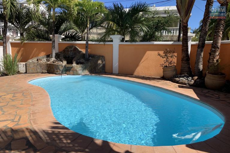 Flic En Flac has rented a splendid four-bedroom villa with swimming pool and garage in a quiet area 100 meters from the beach.