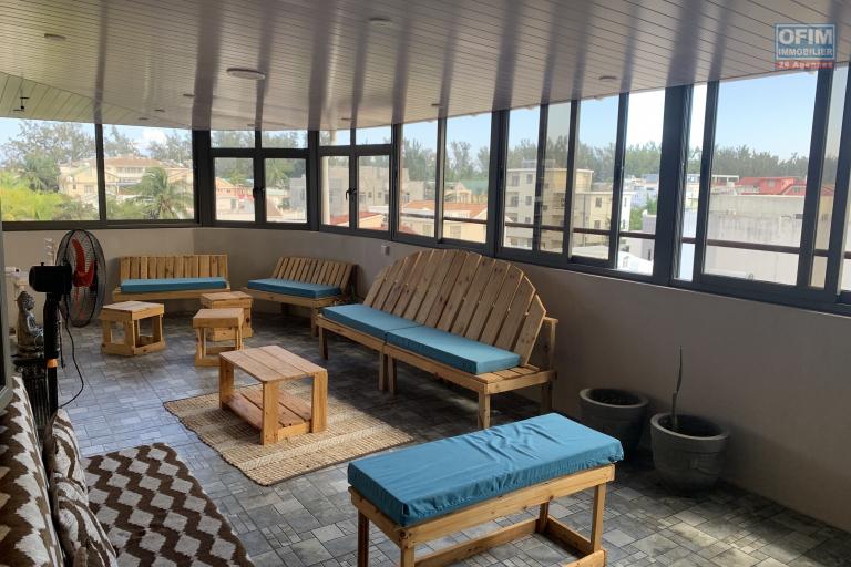 Flic en Flac for rent 2 bedroom penthouse located on the third floors without elevator. It is located 50 meters from the quiet beach with breathtaking views.