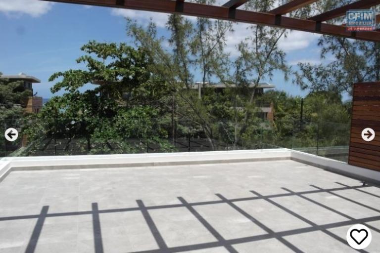Rivière Noire for sale magnificent and spacious penthouse with jacuzzi, located in a secure residence with a shared swimming pool, close to the beach and shops, accessible to Malagasy and foreigners.