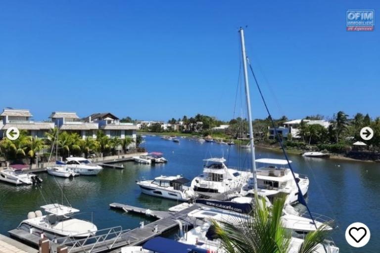 Accessible to Malagasy and foreigners in Rivière-Noire for sale bright 3 bedroom penthouse, right on the water, located in the only residential marina on the island.