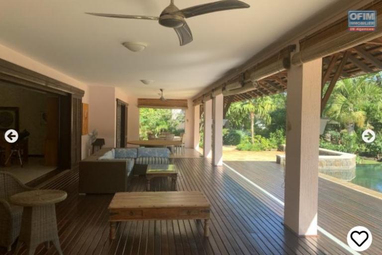 Tamarina for sale luxurious 5 bedroom IRS villa with swimming pool on a golf course 2 steps from the beach, accessible to Malagasy and foreigners.