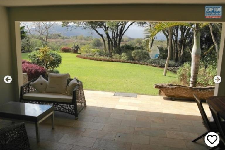 Tamarin luxurious IRS villa on a golf course 2 steps from the beach, accessible to Malagasy and foreigners.