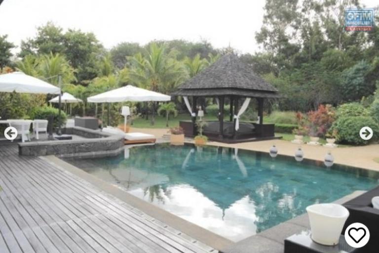 Tamarin luxurious IRS villa on a golf course 2 steps from the beach, accessible to Malagasy and foreigners.