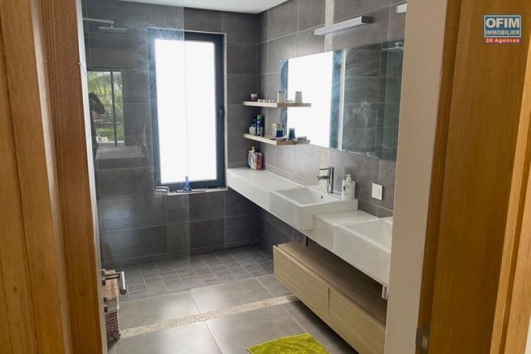 For sale a recent apartment accessible for purchase to Mauritians and foreigners. Located 100 meters from Mont Choisy beach, 10 minutes from Grand Baie, the seaside resort on the north coast.