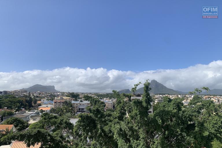  Flic en Flac for rent magnificent 3 bedroom apartment in the city center with swimming pool, elevator and covered parking.