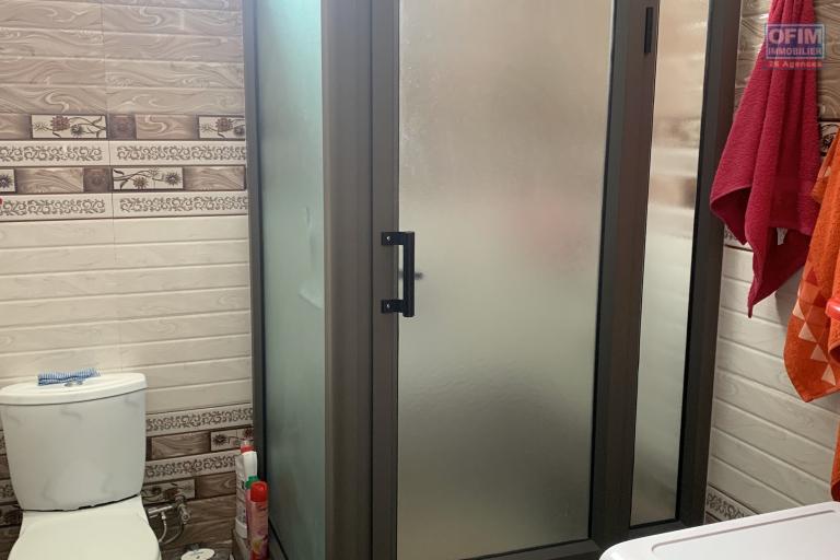 Flic en Flac for rent 2 bedroom apartment with covered parking located in the center, a stone's throw from the beach and shops in a quiet area.