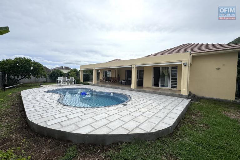  Tamarin for rent large villa with 3 bedrooms, 1 office, a swimming pool and a garage located in a secure and quiet area.