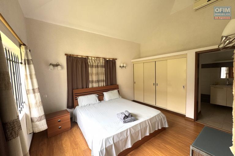  Tamarin for rent large villa with 3 bedrooms, 1 office, a swimming pool and a garage located in a secure and quiet area.