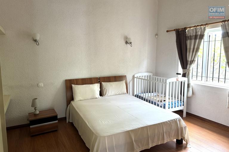  Tamarin for rent large villa with 3 bedrooms, 1 office, a swimming pool and a garage located in a secure and quiet area.