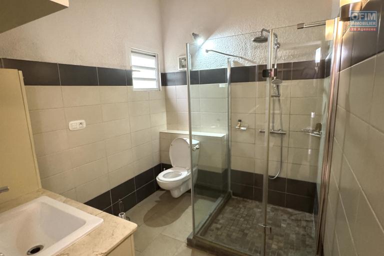  Tamarin for rent large villa with 3 bedrooms, 1 office, a swimming pool and a garage located in a secure and quiet area.