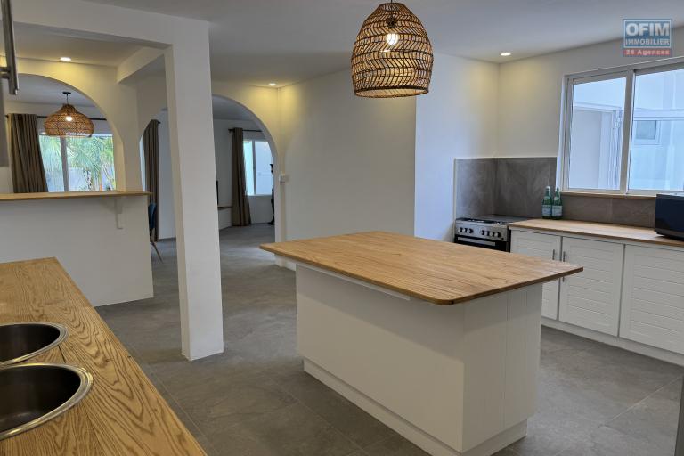 Sale House / Villa TAMARIN - RIVIERE NOIRE - MORNE – photo 7 of 16 – Fitted open-plan kitchen