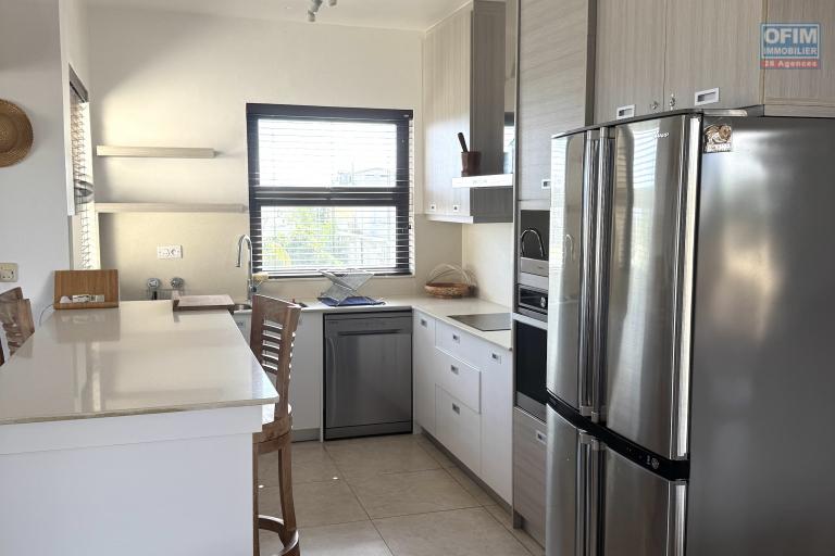 Flic à Flac for sale magnificent penthouse accessible to foreigners 3 bedrooms with a splendid view shared swimming pool 5 minutes walk from the beach and shops in a quiet area.