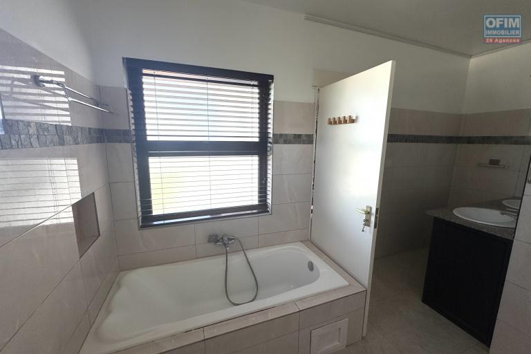 Flic à Flac for sale magnificent penthouse accessible to foreigners 3 bedrooms with a splendid view shared swimming pool 5 minutes walk from the beach and shops in a quiet area.