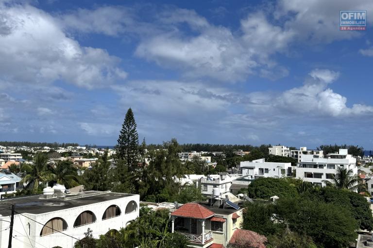 Flic à Flac for sale magnificent 3 bedroom penthouse with a splendid view shared swimming pool 5 minutes walk from the beach and shops in a quiet area.