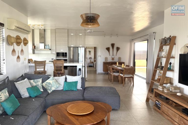 Flic à Flac for sale magnificent 3 bedroom penthouse with a splendid view shared swimming pool 5 minutes walk from the beach and shops in a quiet area.