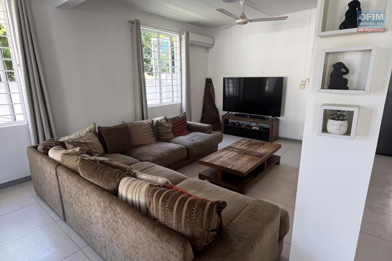 Very rare for rent, 300 m2 villa with 3 bedrooms + office (or bedroom), built in the heart of a superb wooded and lawned garden.