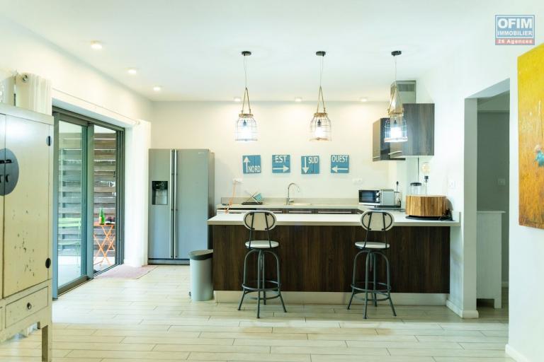 Sale Apartment TAMARIN - RIVIERE NOIRE - MORNE – photo 7 of 13 – Fitted open-plan kitchen