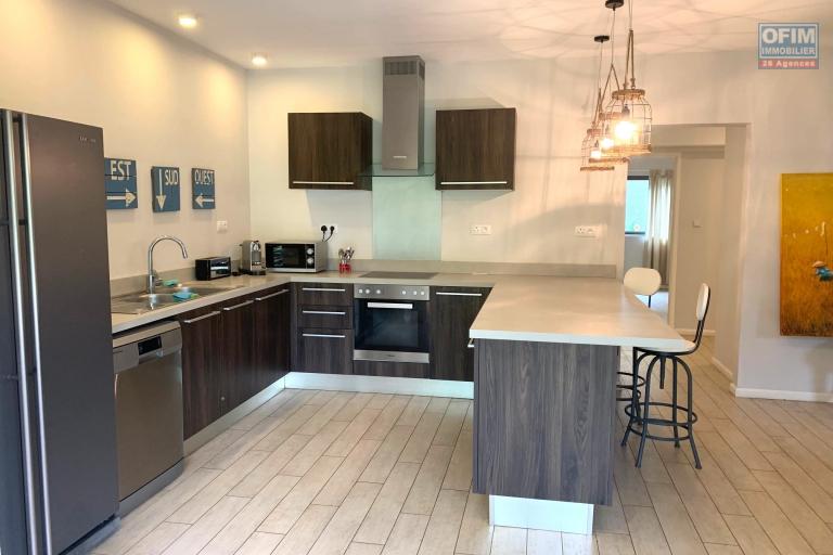 Sale Apartment TAMARIN - RIVIERE NOIRE - MORNE – photo 8 of 13 – Fitted open-plan kitchen