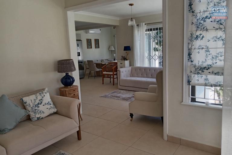 Rental House / Villa GRAND BAIE - PEREYBERE - POINTE AUX CANONNIERS – photo 4 of 8 – Living area
