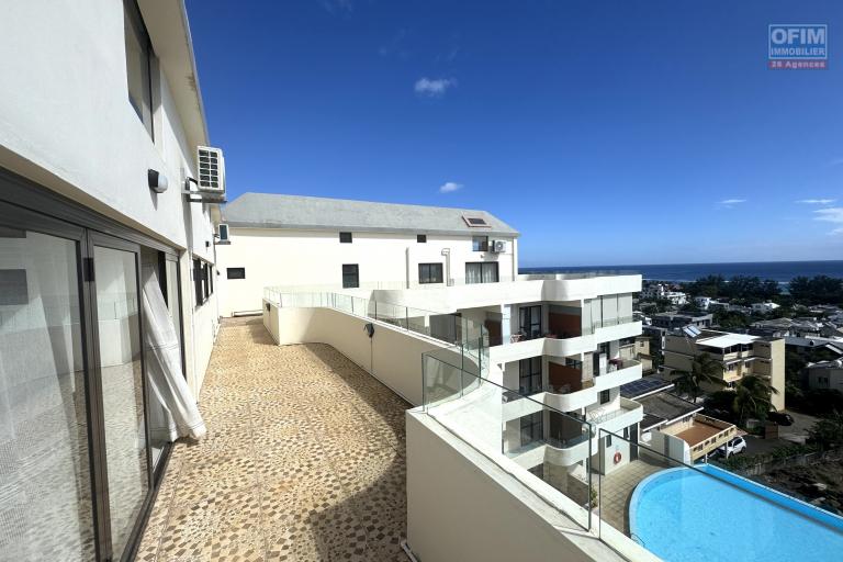 Rental Apartment FLIC EN FLAC - ALBION – photo 7 of 16 – Terrace with sea view