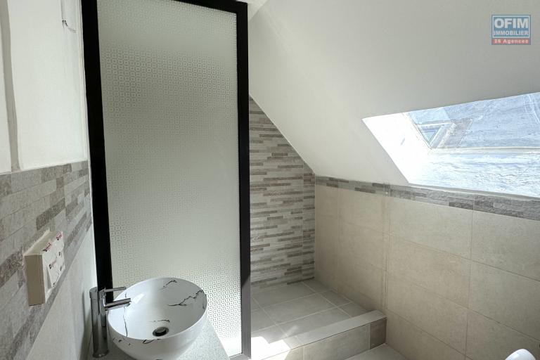 Rental Apartment FLIC EN FLAC - ALBION – photo 15 of 16 – Bright shower room