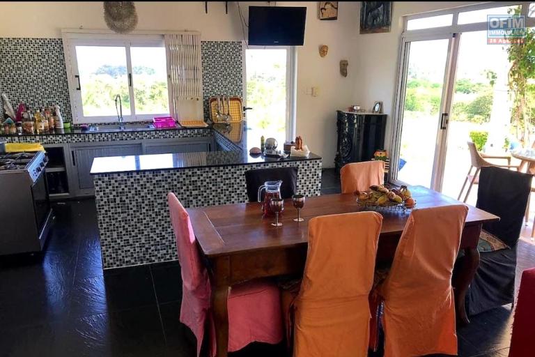 Sale House / Villa TAMARIN - RIVIERE NOIRE - MORNE – photo 7 of 12 – Bright dining room