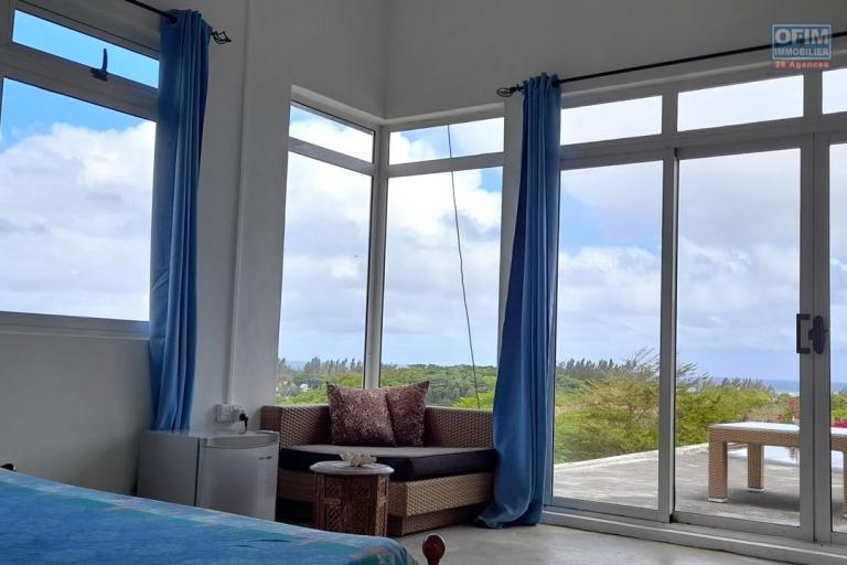 Sale House / Villa TAMARIN - RIVIERE NOIRE - MORNE – photo 11 of 12 – Bright living area