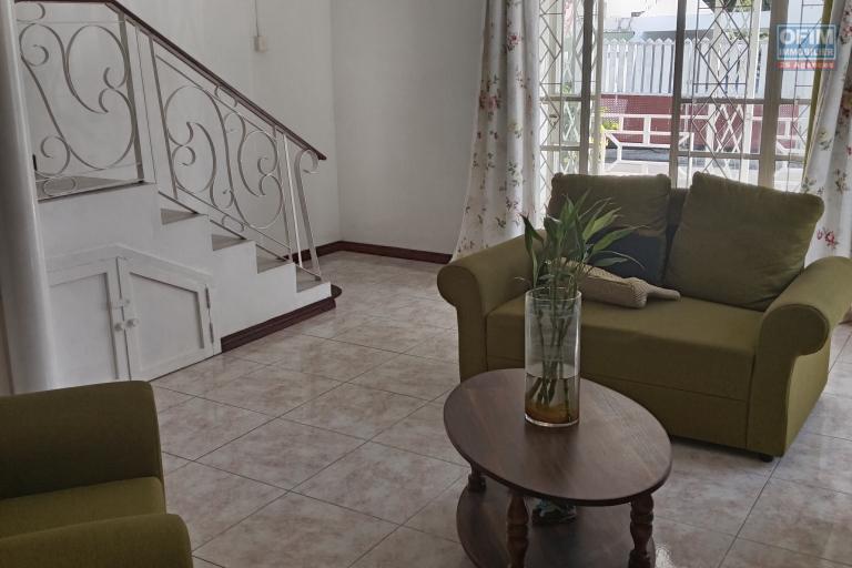 Discover this 3-bedroom duplex house, nestled in a secure, family-friendly complex, with a shared swimming pool and vast green spaces in Pereybere.