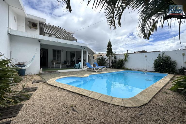 Roches Brunes – For sale: charming villa with garage, swimming pool and independent studio