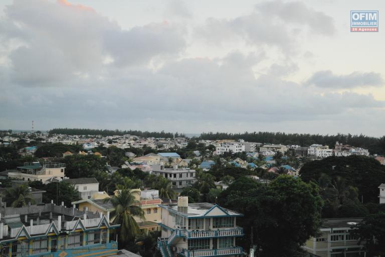 For rent: splendid 2-bedroom apartment with breathtaking ocean views, just steps from shops and Flic en Flac beach, Mauritius Island