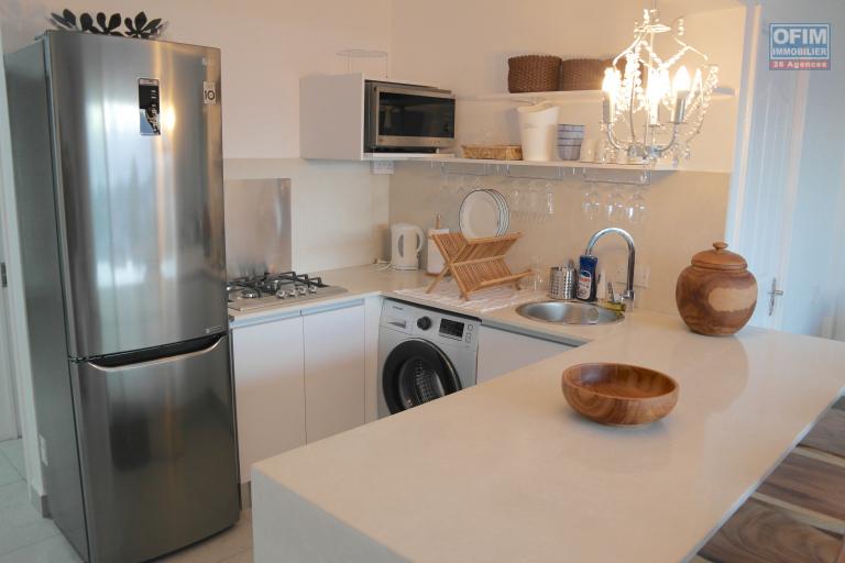 For rent: splendid 2-bedroom apartment with breathtaking ocean views, just steps from shops and Flic en Flac beach, Mauritius Island