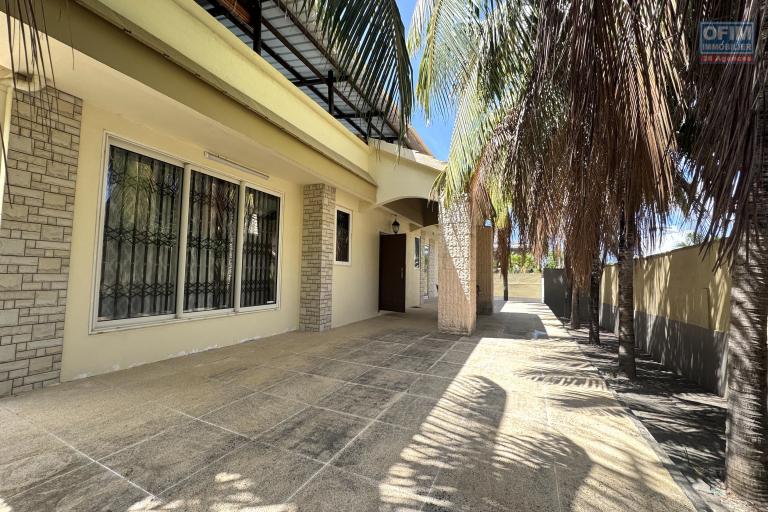 Flic en Flac – For sale: spacious villa of 300 m², 5 bedrooms, located in a quiet residential area.