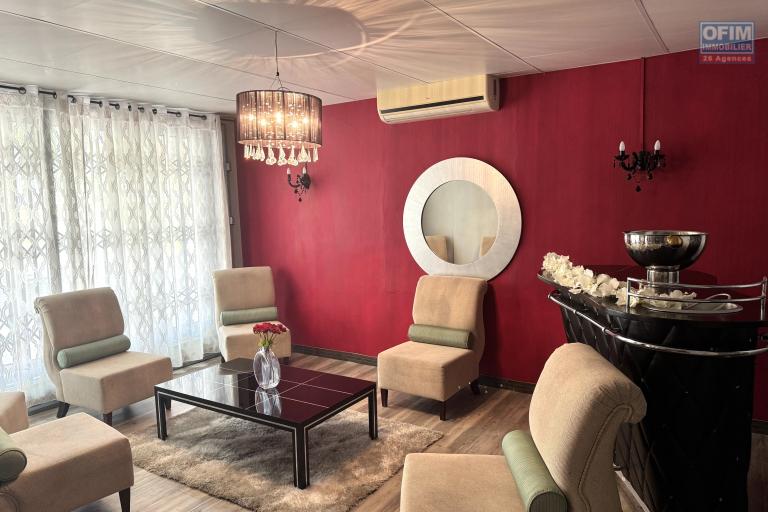 Flic en Flac – For sale: spacious villa of 300 m², 5 bedrooms, located in a quiet residential area.