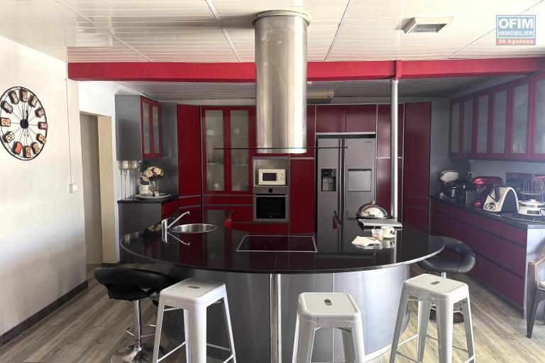 Flic en Flac – For sale: spacious villa of 300 m², 5 bedrooms, located in a quiet residential area.