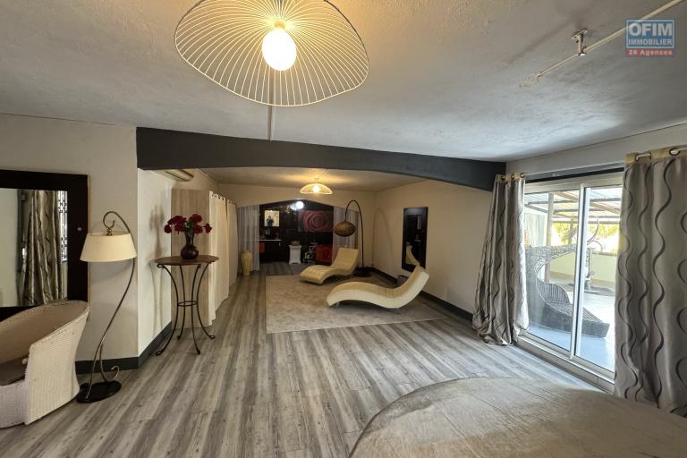 Flic en Flac – For sale: spacious villa of 300 m², 5 bedrooms, located in a quiet residential area.