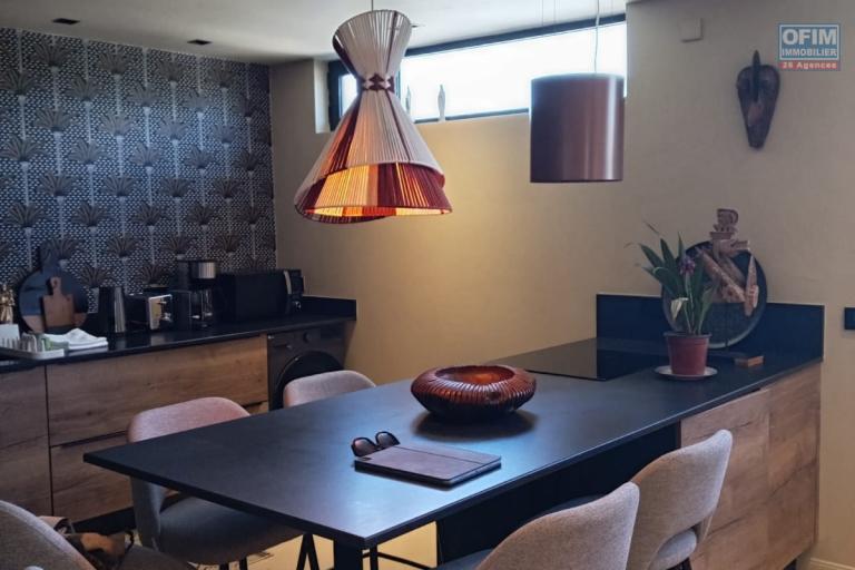 Rental Apartment GRAND BAIE - PEREYBERE - POINTE AUX CANONNIERS – photo 2 of 8 – Dining room