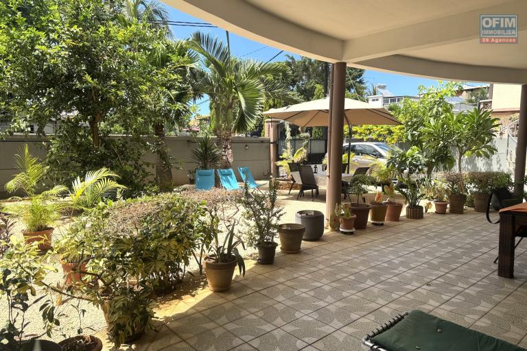 Flic en Flac – For sale: Large villa divided into 2 apartments, 7 bedrooms, a stone's throw from the beach and shops