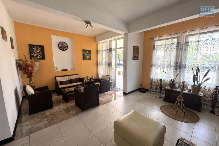 Flic en Flac – For sale: Large villa divided into 2 apartments, 7 bedrooms, a stone's throw from the beach and shops