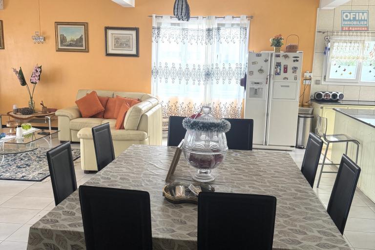 Flic en Flac – For sale: Large villa divided into 2 apartments, 7 bedrooms, a stone's throw from the beach and shops