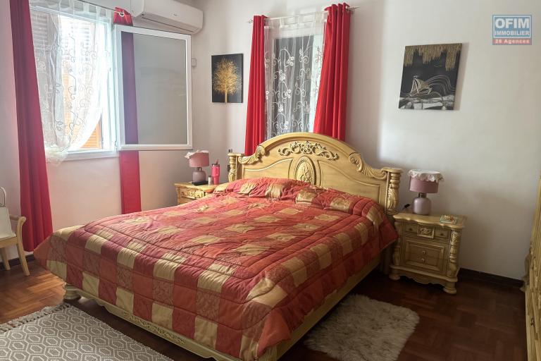 Flic en Flac – For sale: Large villa divided into 2 apartments, 7 bedrooms, a stone's throw from the beach and shops