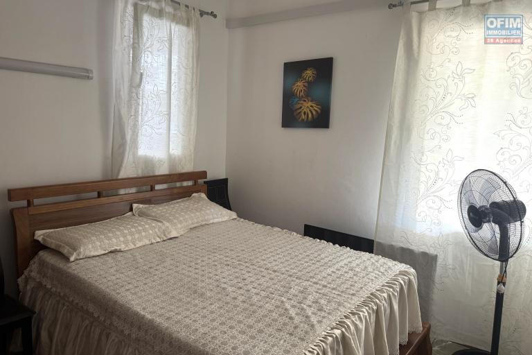 Flic en Flac – For sale: Large villa divided into 2 apartments, 7 bedrooms, a stone's throw from the beach and shops