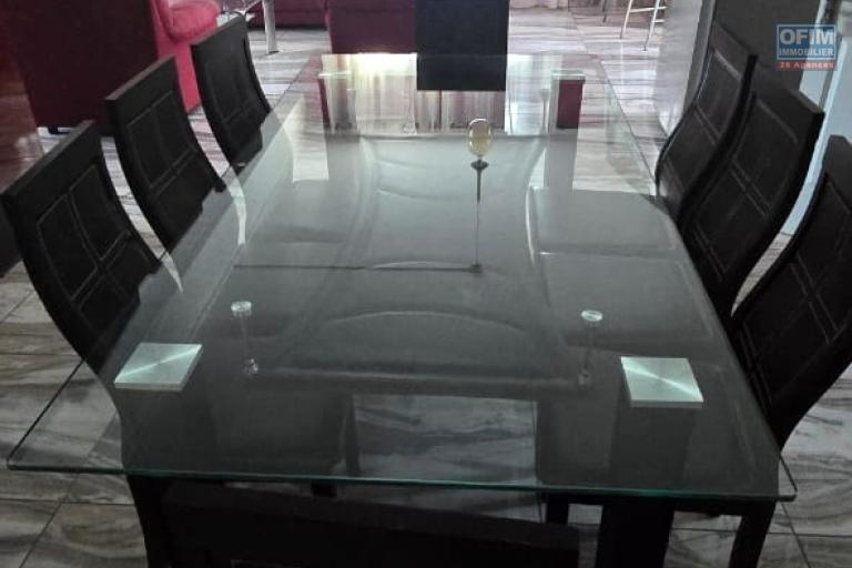 Flic en Flac – For sale: Large villa divided into 2 apartments, 7 bedrooms, a stone's throw from the beach and shops