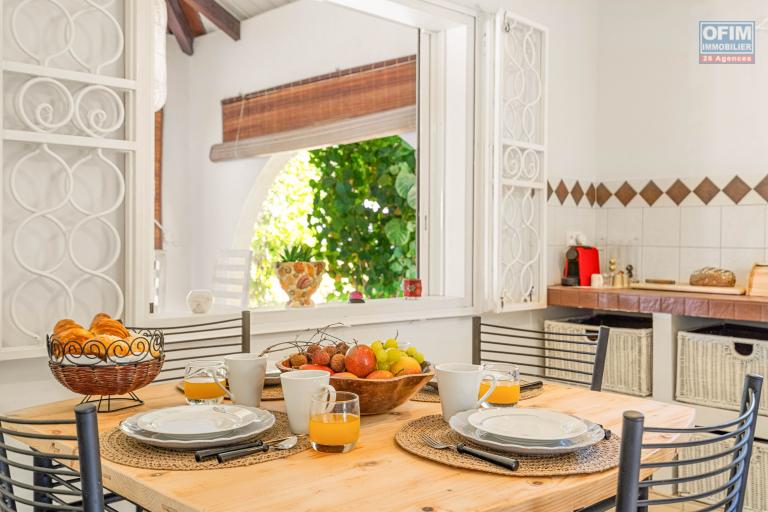 Rental House / Villa GRAND BAIE - PEREYBERE - POINTE AUX CANONNIERS – photo 6 of 11 – Bright dining room