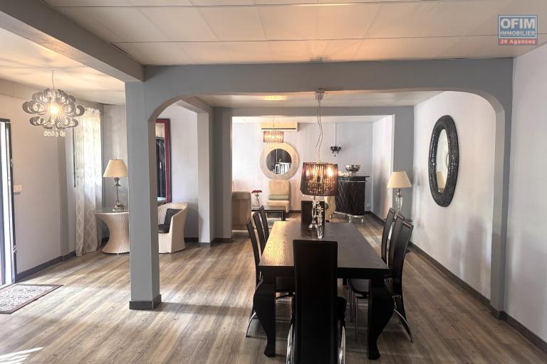 Flic en Flac &ndash; For sale: spacious villa of 300 m&sup2;, 5 bedrooms, located in a quiet residential area.