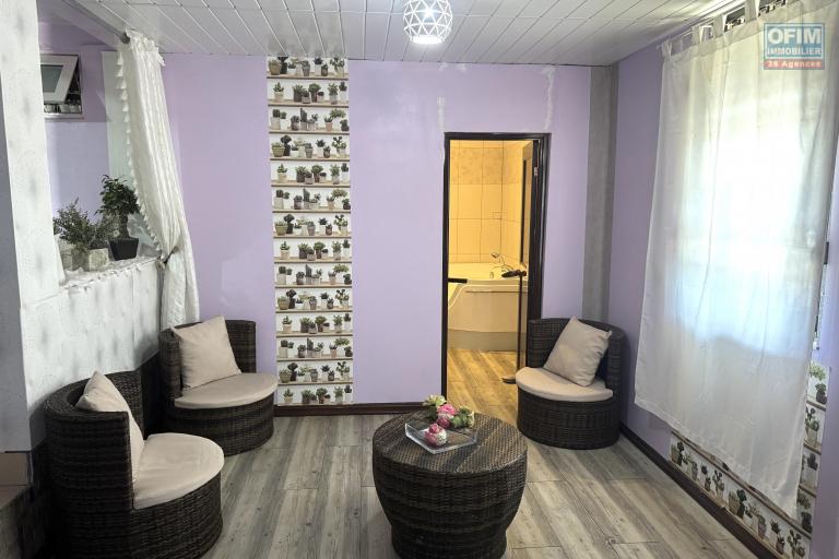 Flic en Flac &ndash; For sale: spacious villa of 300 m&sup2;, 5 bedrooms, located in a quiet residential area.