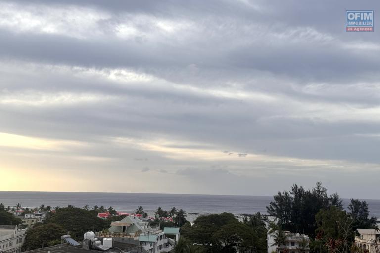 For rent: splendid 2-bedroom apartment with breathtaking ocean views, just steps from shops and Flic en Flac beach, Mauritius Island